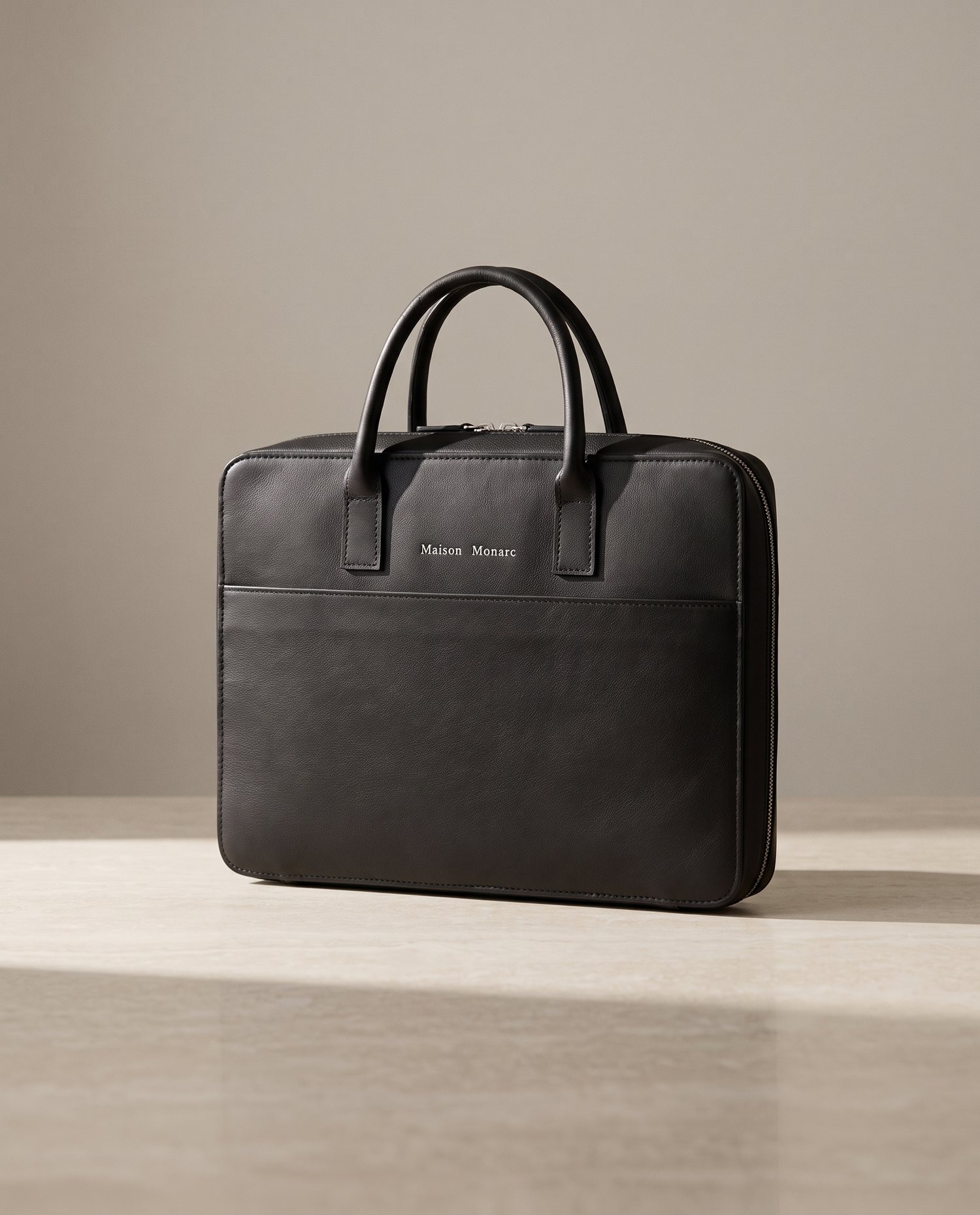 ESSENTIAL 01, schwarze Ledertasche von Maison Monarc, Studioaufnahme